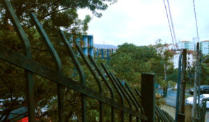 A escola vista de um acesso pela Avenida Gen. Asdrúbal da Cunha.
