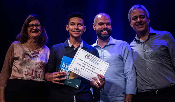 aluno-renan-augusto-jose-de-barros-recebe-premio-na-categoria-gremio-estudantil