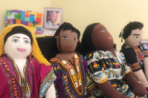 sofia, dayó, aziz e henrique os bonecos de pano da familia abayomi sentados