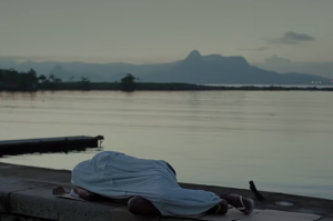 cena do documentário quando a casa é a rua com criança dormindo no chão no rio de janeiro