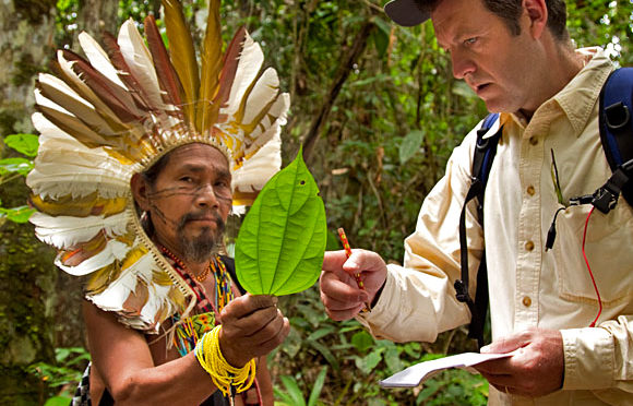 Pajé Aracá (chamán) con el naturópata Diego Arregui