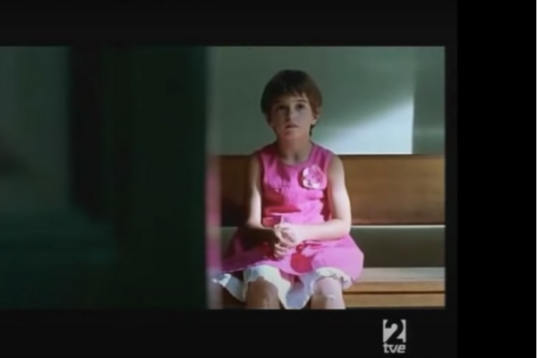 cena do filme vestido novo criança sentada triste usando vestido
